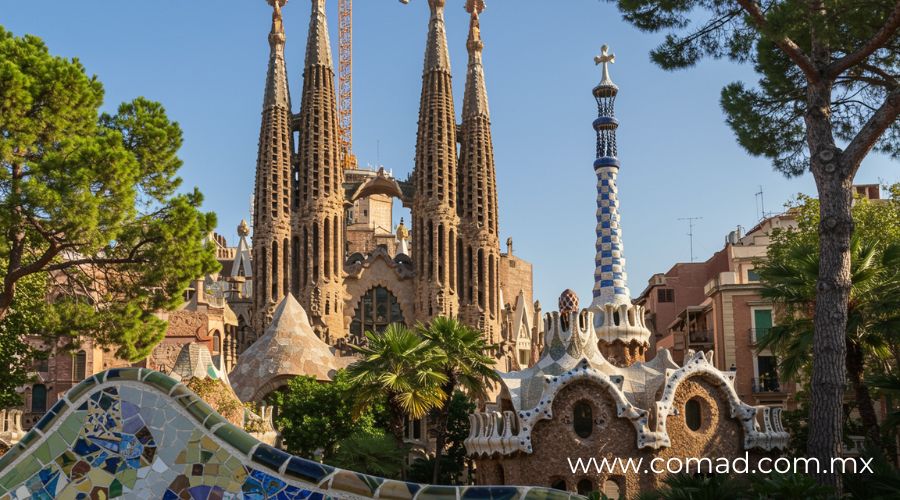 Vista artística de la Sagrada Familia diseñada por Antoni Gaudí, destacando sus formas orgánicas, detalles escultóricos y estilo arquitectónico único bajo la luz del sol