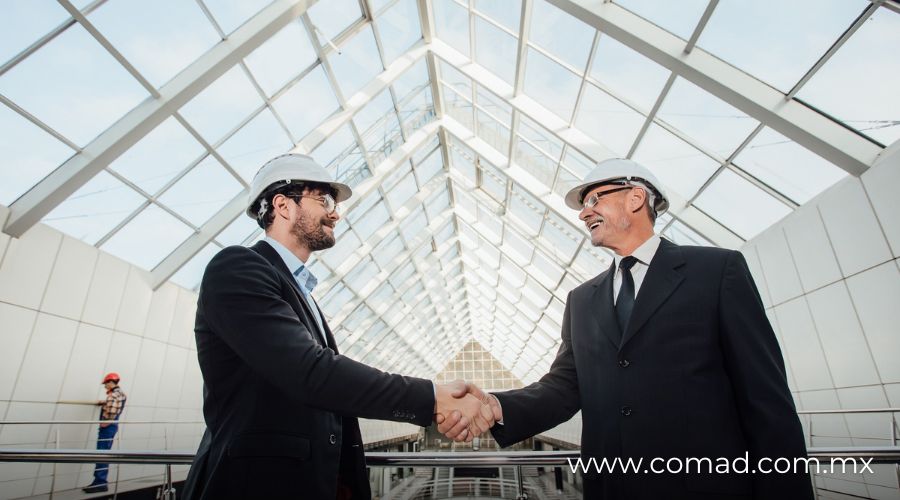 Constructor dando la mano a un abogado en señal de acuerdo y cumplimiento exitoso de garantías en un contrato de obra pública bajo la LOPSRM