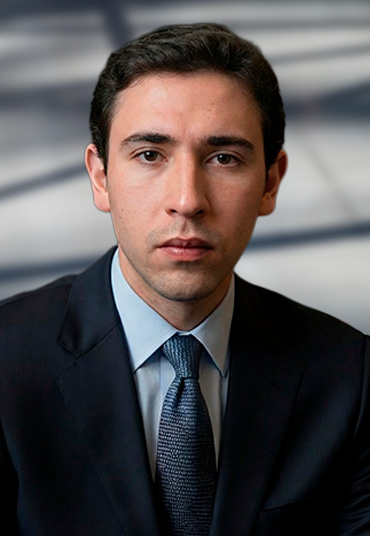 Víctor Cisneros es experto en arbitraje de construcción y litigio estratégico en COMAD, S.C. Defiende reclamaciones por sobrecostos y disputas de alto impacto económico.
